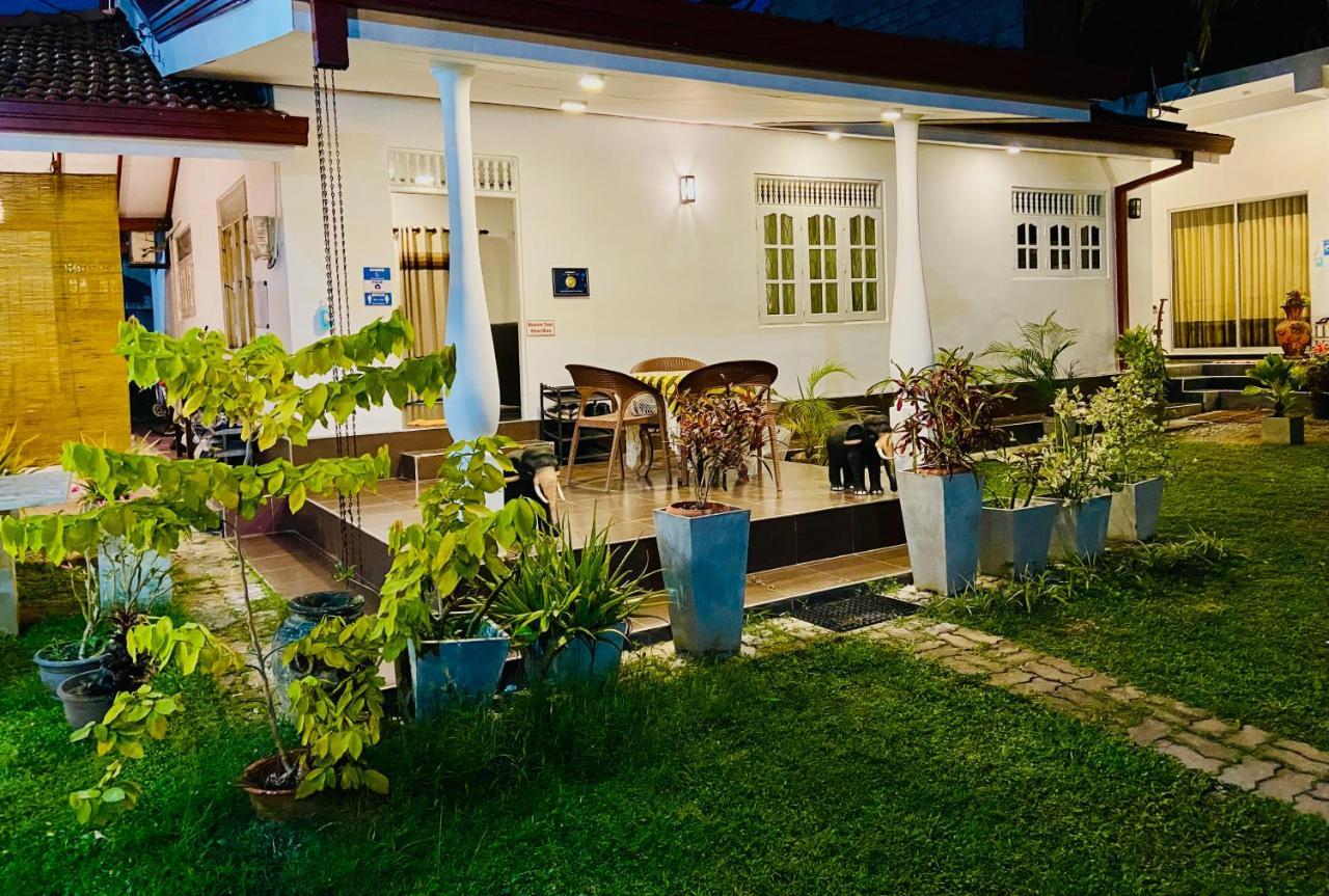 White Villa Airport Transit Hotel Katunayake Exterior photo